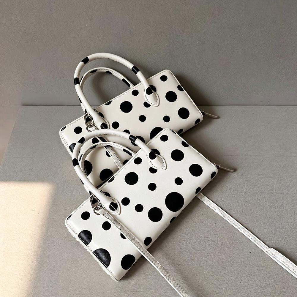 Polka dot small square envelope bag, shoulder/crossbody bag, handbag, fashionable women's shoulder bag with a touch of luxury.