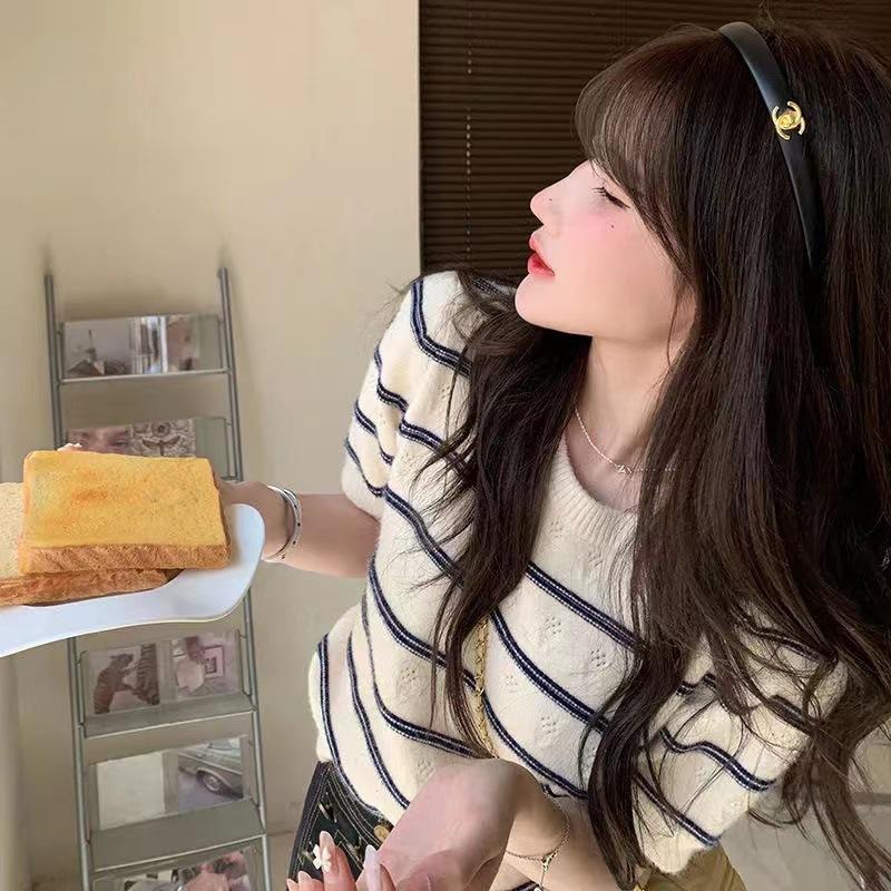 Pruhovaný dutý bavlněný svetr s kulatým výstřihem a krátkým rukávem pro ženy v létě Nový kontrastní barvy Volný a všestranný krátký top