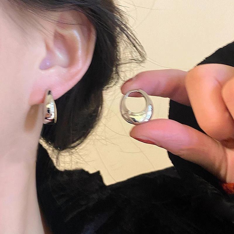 

Geometric oval plain ring metal ear buckle women s fashion temperament high-end earrings cold wind commuting versatile ear jewelry серебряный