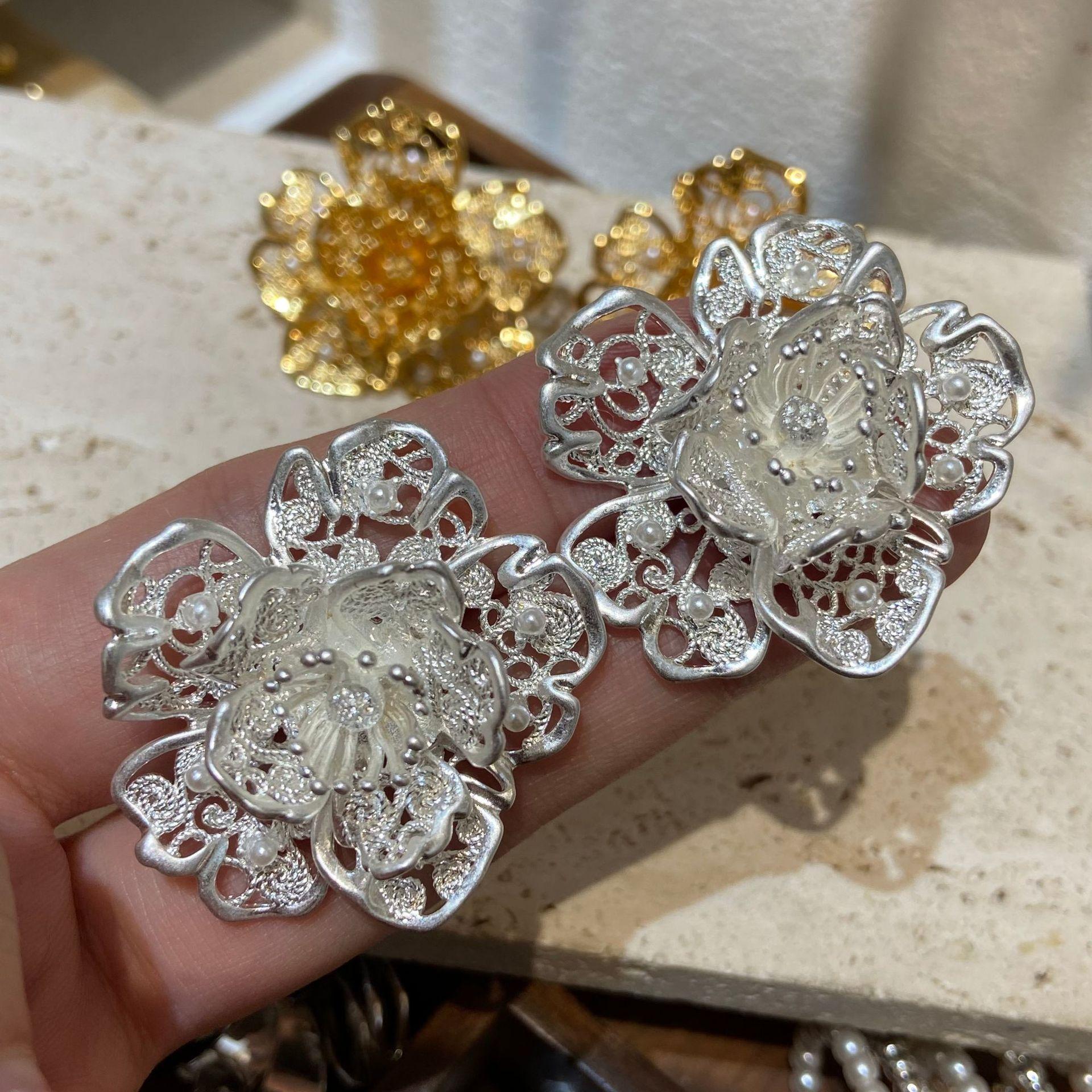 

Design Flower Hollow Engraved Stud Earrings Women S 5-Layer Real Gold Electroplating Fashion Temperament Versatile Earrings
