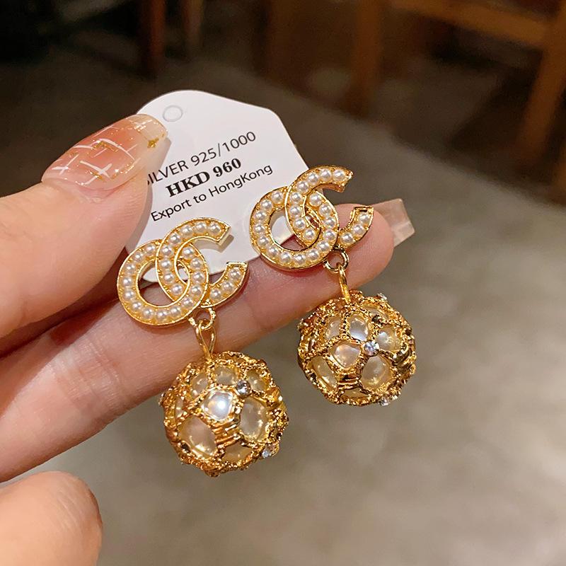 

«Серебряные серьги-иглы с бриллиантами и жемчугом геометрической формы — дизайн в стиле ретро высокого класса»