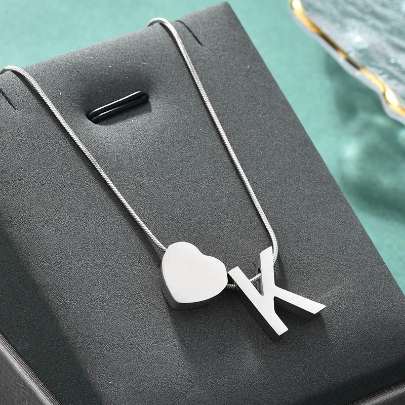 Elegante Colar com Pingente de Coração com Alfabeto Personalizado em Aço Inoxidável para Mulheres
