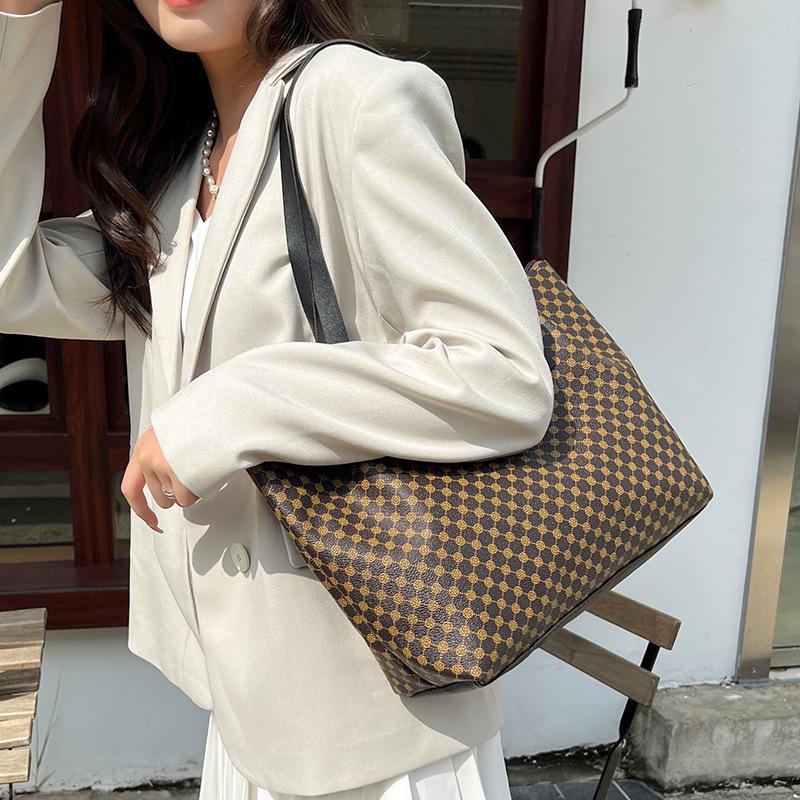 Ladies' Retro Shoulder Bag: 2023 Fashionable, Textured, Versatile, Large Capacity Tote