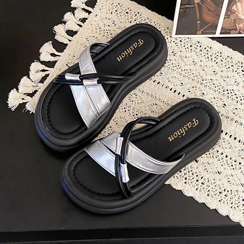 Cool slippers women's summer wear 2025 new fashion versatile with skirt thick bottom non-slip beach one-word drag