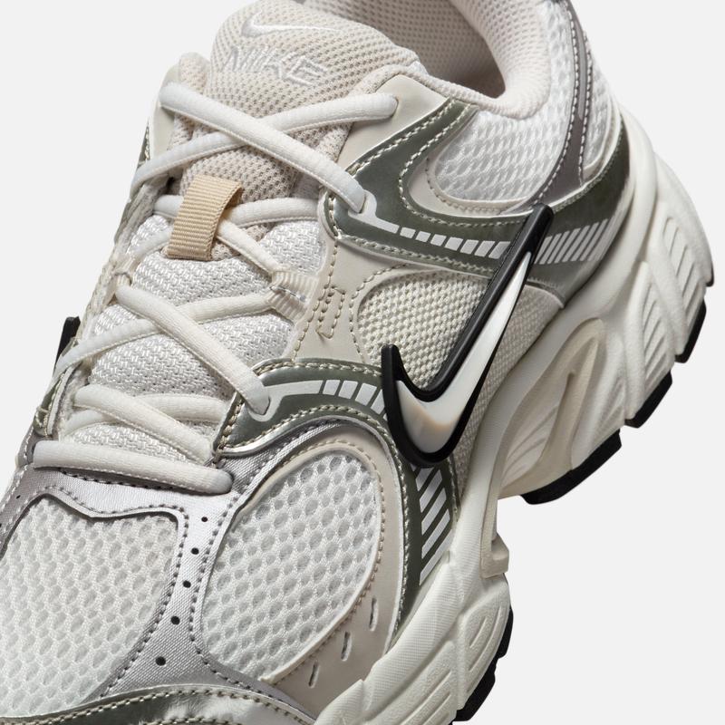 Nike Women's Breathable Retro Running Shoes with Reflective Decorations for Spring - Lightweight, Spring-Style Sneakers - Model Number: RNR HQ7901