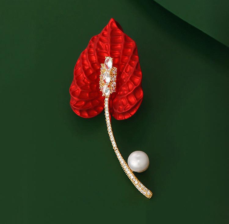 

Брошь «Калла» излучает высококлассный женственный шарм и роскошное ощущение люкса для костюмов и пальто.