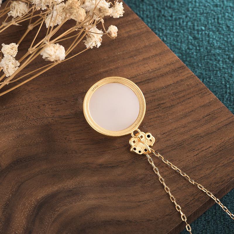 Pendentif Qian Duoduo Style Cour avec Jade Blanc Gras de Mouton Hetian et Collier en Cuivre Plaqué Or