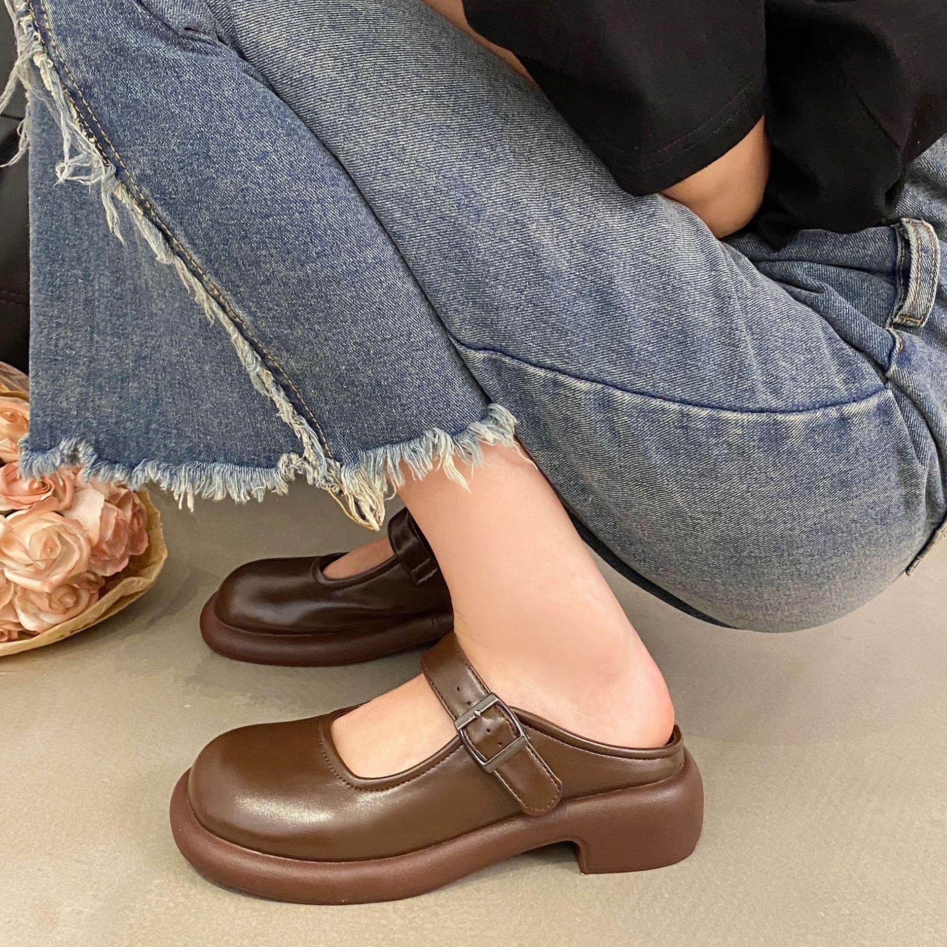 

Xiaoxiangfeng с юбкой на толстом каблуке, сумка на голову, полутапочки, женская летняя одежда 2025 года, новые пляжные нескользящие классные тапочки 35