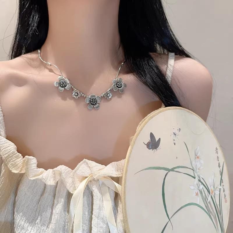Vintage Carved Necklace Women Bohemian Style New Ethnic Flower Butterfly Necklace Silver Color Alloy Wedding Party Jewelry Gifts