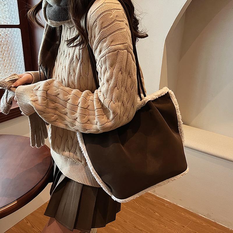 Commuter temperament Large capacity lamb wool retro vegetable basket New autumn and winter splicing plush shoulder underarm women's bag