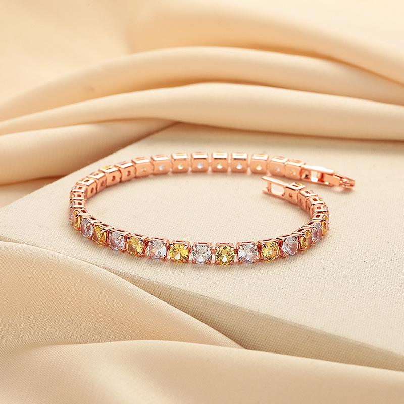 

Модный браслет из желтого и белого циркона