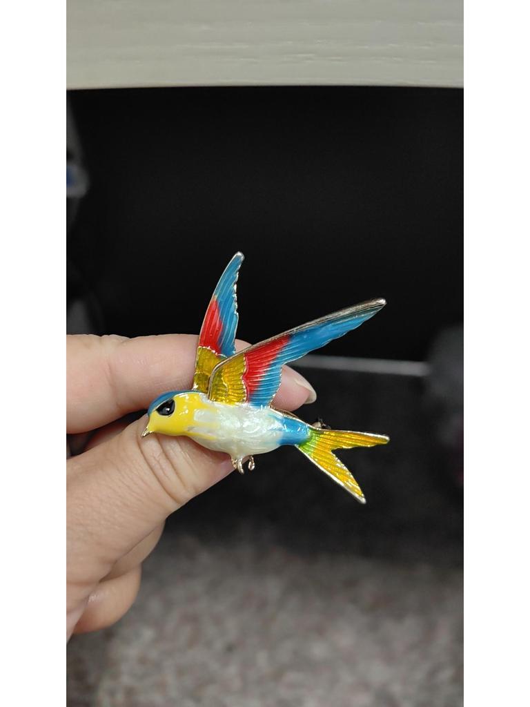 Hummingbird Crystal Rhinestone Brooch: Elegant Alloy Pin for Clothing Accessories