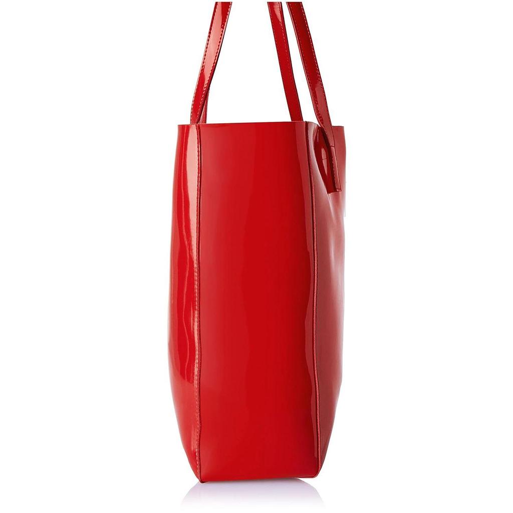 Pflegehinweise für Damenhandtaschen: Mit einem sauberen, trockenen Tuch abwischen, um Staub zu entfernen