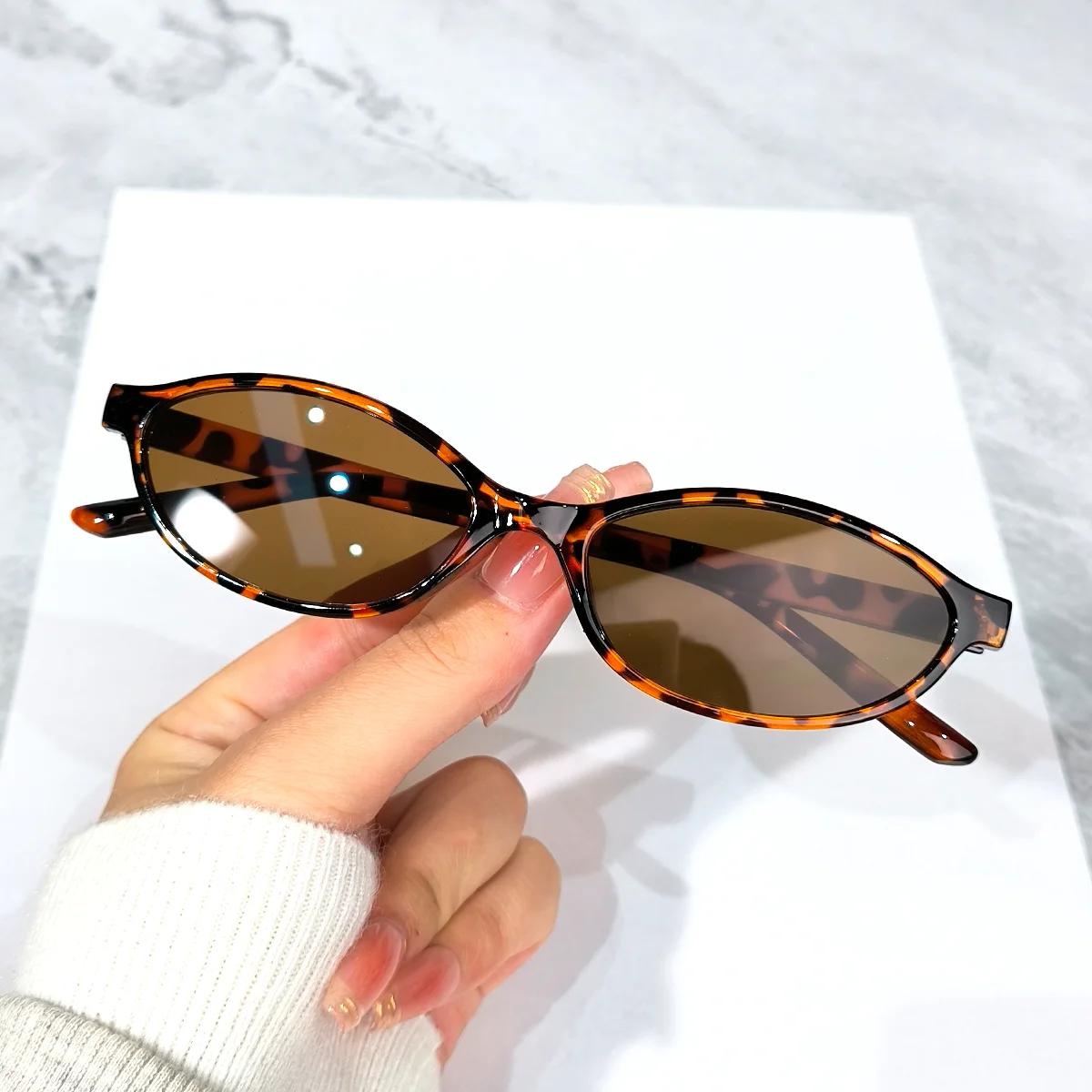 

Chic Oval Shape Vintage Retro Trendy Eyeglasses for Women - Vintage Retro-Inspired Anti-Reflective Lens Perfect for Street Style Daily Plans