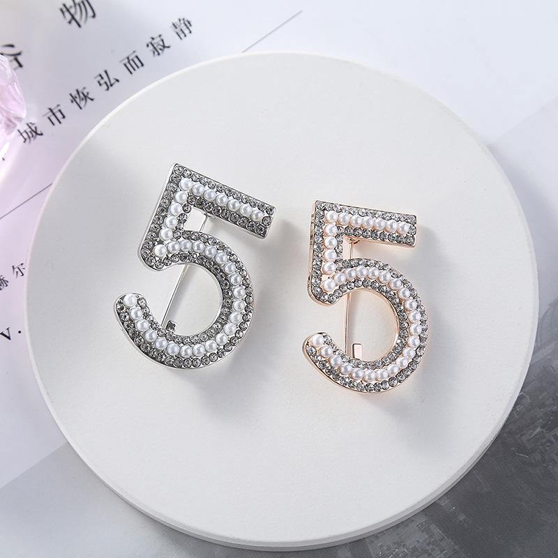 Diamond-encrusted 5-digit Brooch for Women's Fashion, A Versatile Pearl Brooch with A Niche Design To Prevent Exposure
