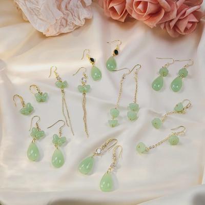 Cercei Vintage cu Ciucure Lotus Verde, cu Accente Diamant în Formă de Fluture și Picătură de Apă