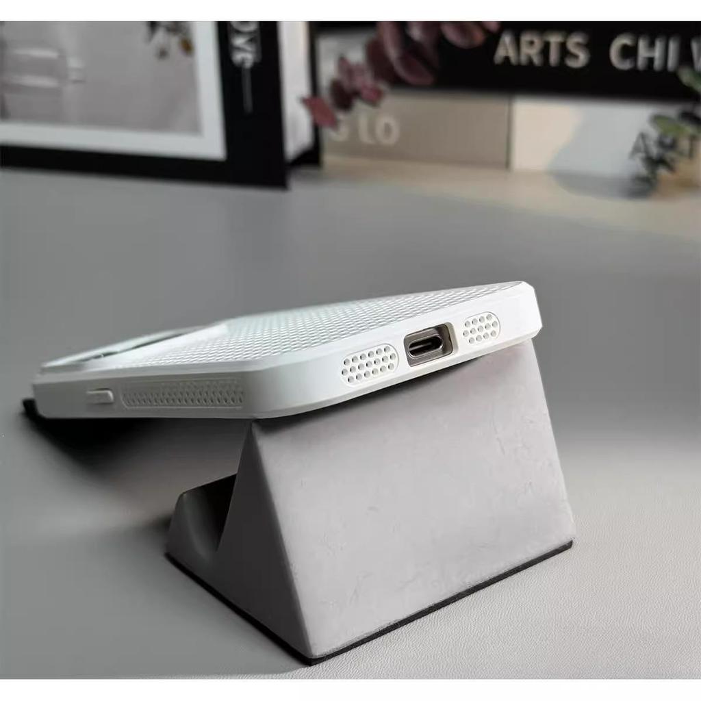 Summer heat dissipation is suitable for iPhone17 creative honeycomb hollow magnetic suction Apple 16 matte anti-drop 15 all-inclusive anti-drop