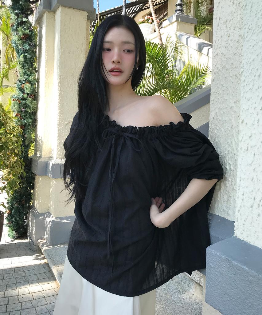 LETTER FROM MOON Leaf One-Shoulder Frill Blouse (Black)