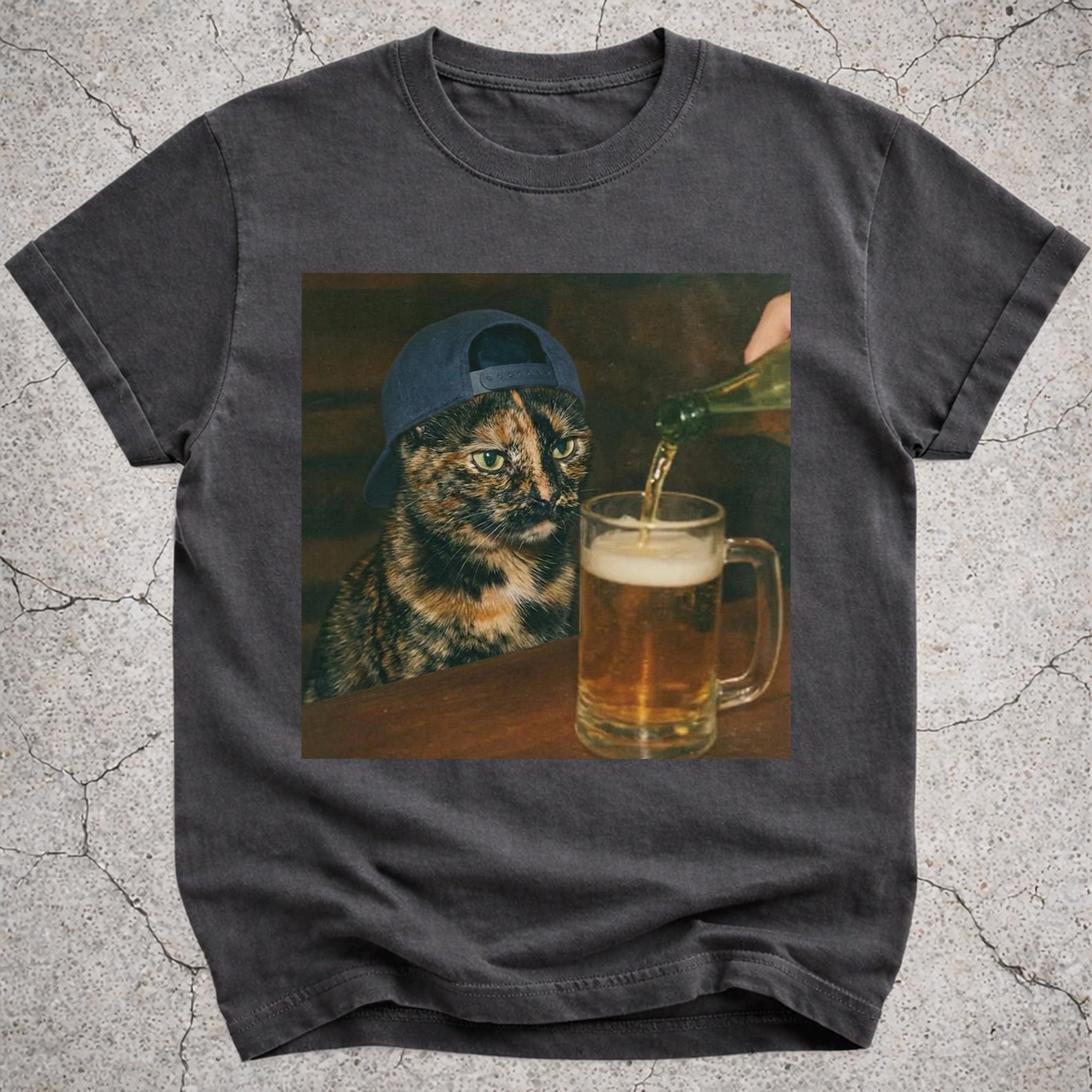 Tortie Cat Drinking Beer Shirt, Funny Cat Beer Meme Tee, Tortoiseshell Cat Graphic T-Shirt, Novelty Beer Lover Gift for Cat Mom Dad 4XL