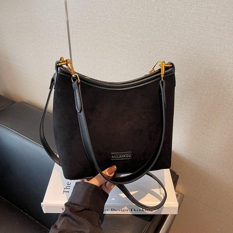 

2025 autumn new armpit bag trendy bag women s simple commuter tote bag shoulder bag lazy wind messenger bag