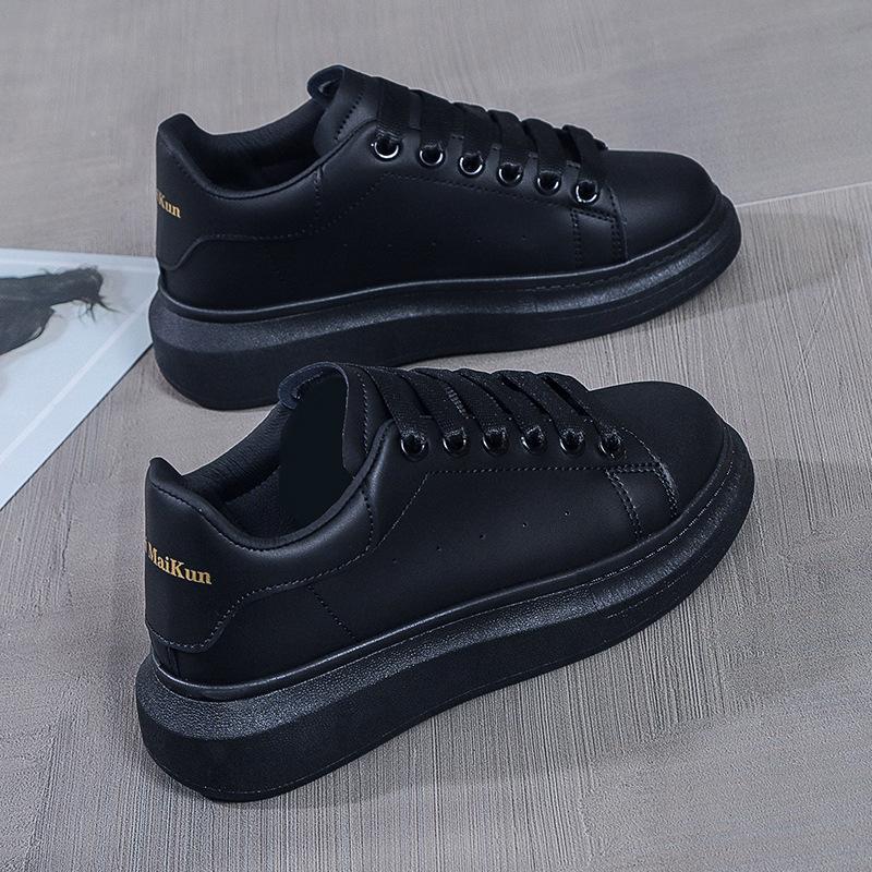 Malé bílé boty 2025 Nové jarní a podzimní párové italské boty McQueen pro muže a ženy Platforma Trend Zvyšuje Casual Sportovní Board Shoes