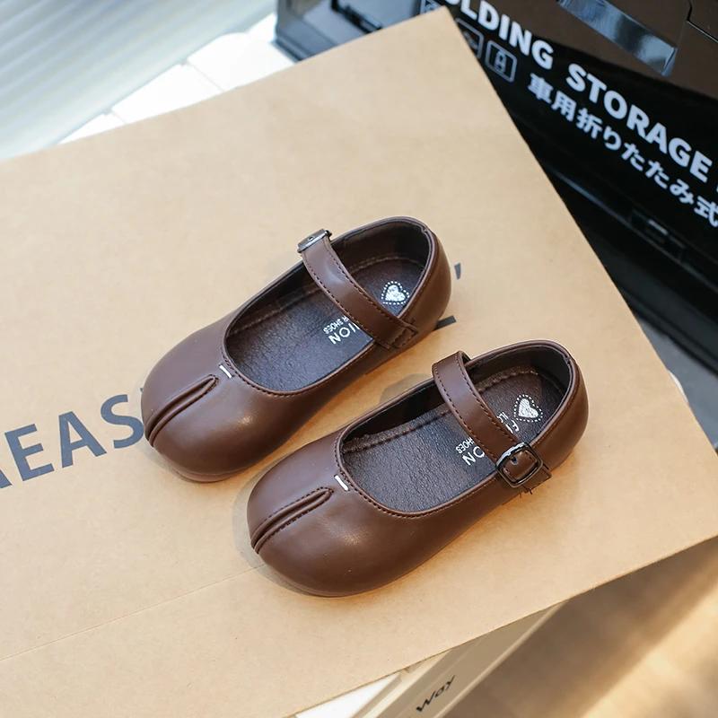 2024 Jaro Nové Dětské Ležérní Boty v Korejském Stylu Falešné Rozdělení Prstů Dětské Zapínání na Suchý Zip Kulatá Špička Platforma Jednoduché Protiskluzové