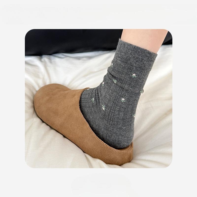 Female Autumn and Winter Retro All Kinds of Broken Flowers In The Tube Pile Pile Cotton Socks