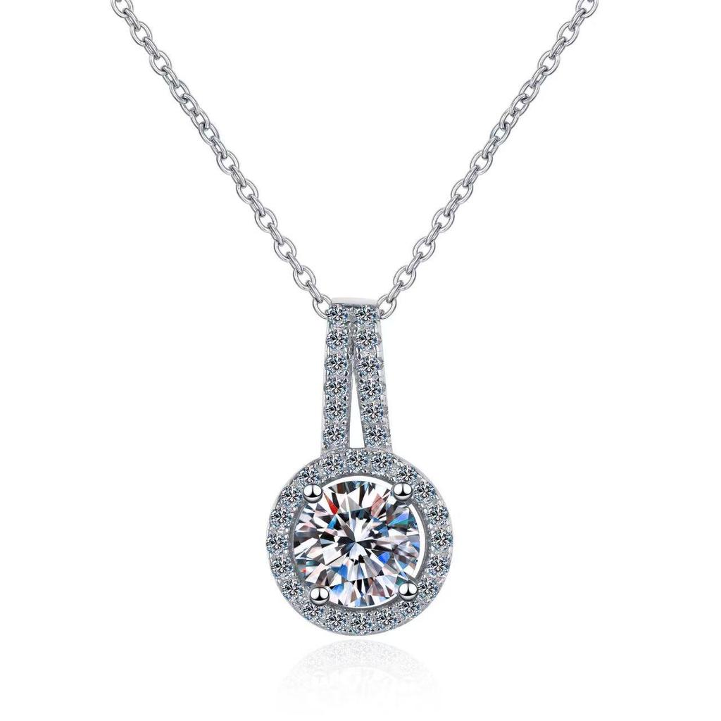 Diamond-Shaped Retro Ladies' Necklace: Elegant Design, Lightweight Luxury, Versatile Clavicle Chain.
