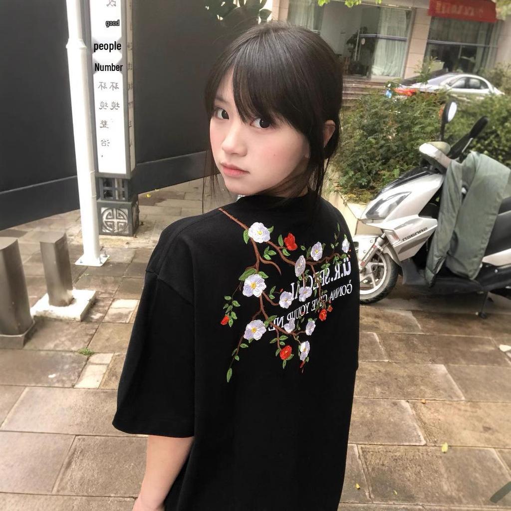 Dámský bavlněný top s květinovou výšivkou, kulatým výstřihem a krátkým rukávem - Kolekce jaro/léto 2025