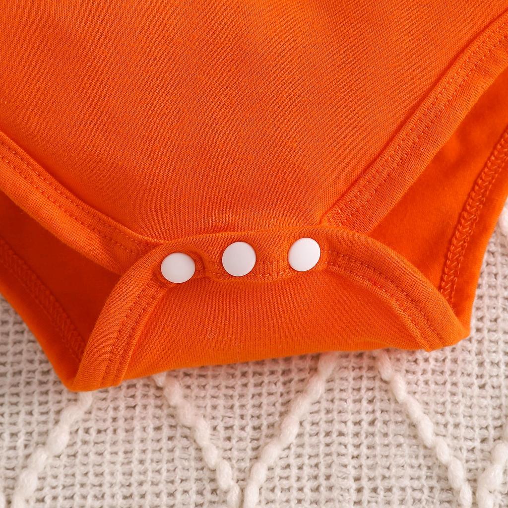 Dziewczęcy niemowlęcy pajacyk z kreskówkowym nadrukiem