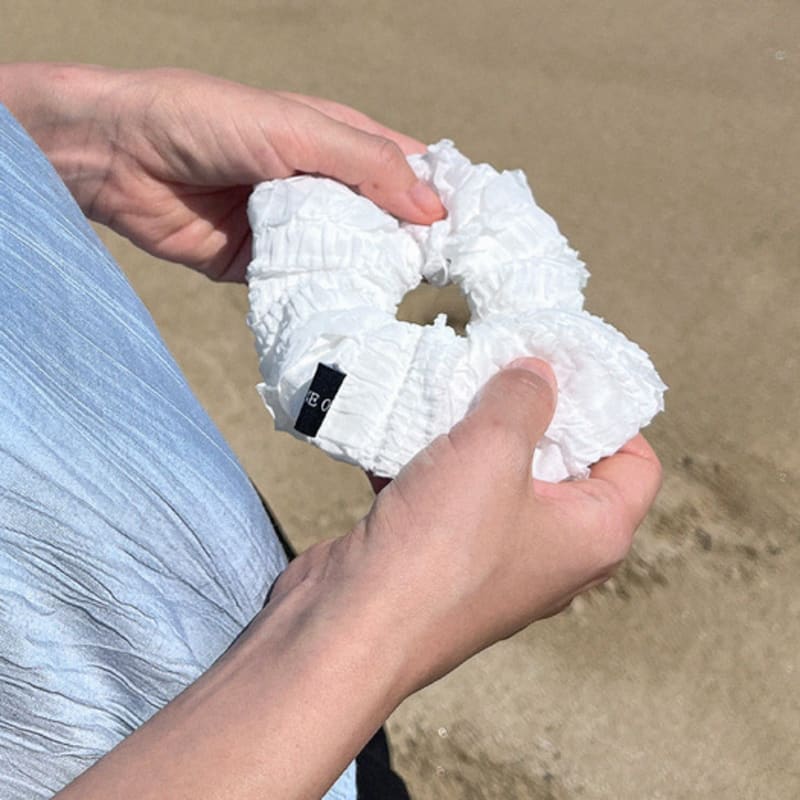 DEFINE OTHER RUFFLE Scrunchie (White)