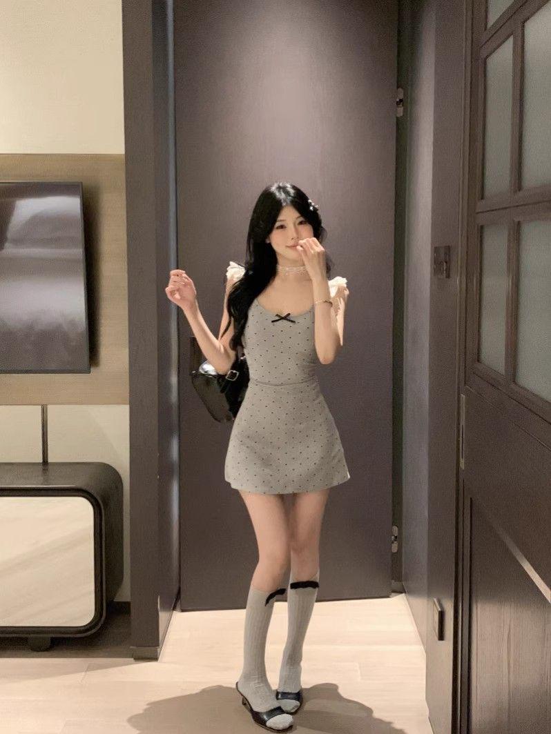 

Женское летнее платье в горошек с кружевом, с U-образным вырезом - Приталенное, с облегающей бедра короткой юбкой M серый