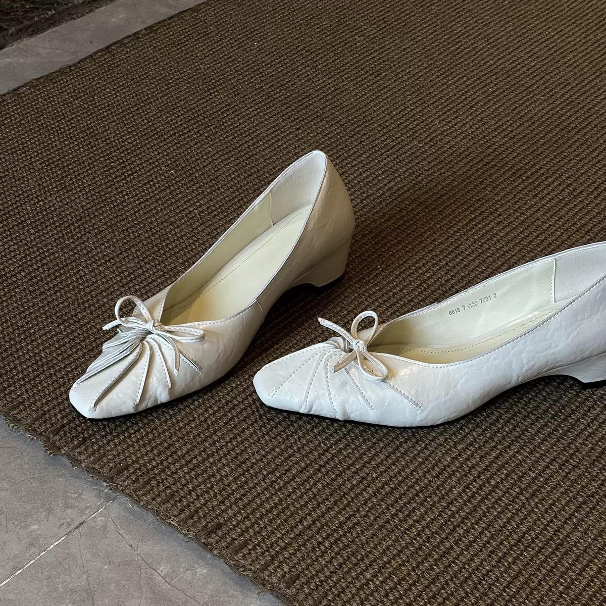 

Версия из овчины~ кожаные плиссированные туфли на высоком каблуке женские с бантом на мыске легкие универсальные одинарные туфли на толстом каблуке нежные вечерние туфли 40