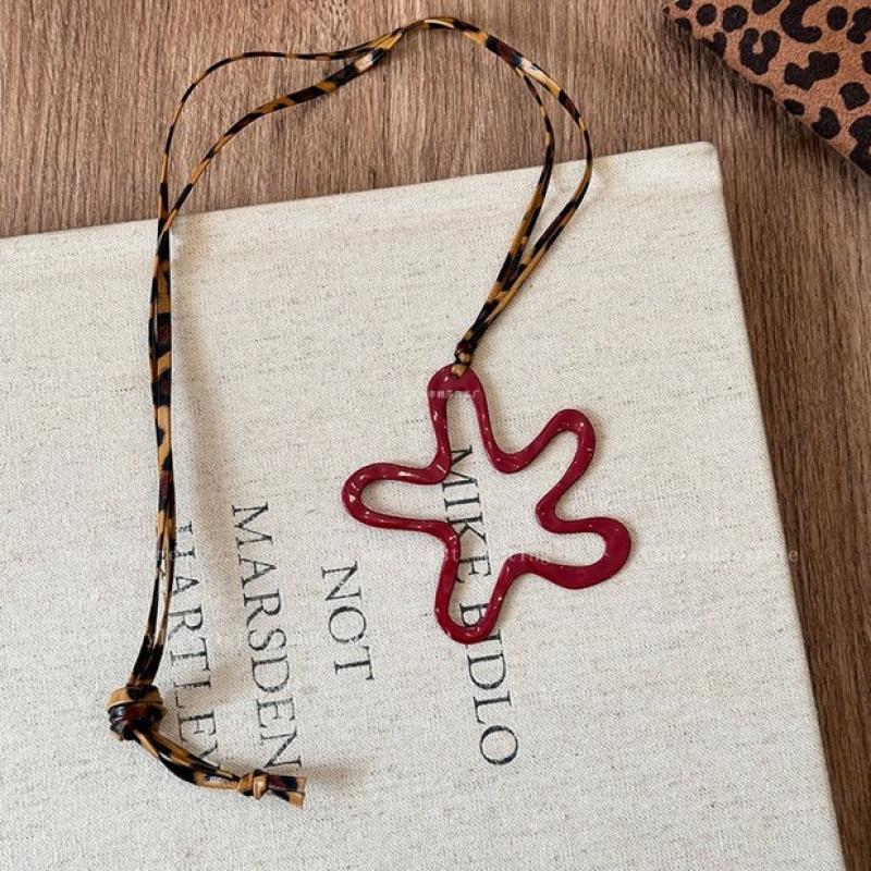 

Красное полое ожерелье-цветок, кулон-ключик в форме сердца, геометрическое, личностное, ожерелье из леопардовой кожи на веревке, женская цепочка для свитера as the picture