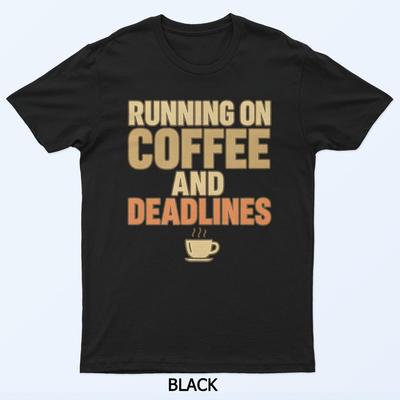 Lustiges Laufen Mit Kaffee Und Deadlines Arbeitshumor Design T-Shirt