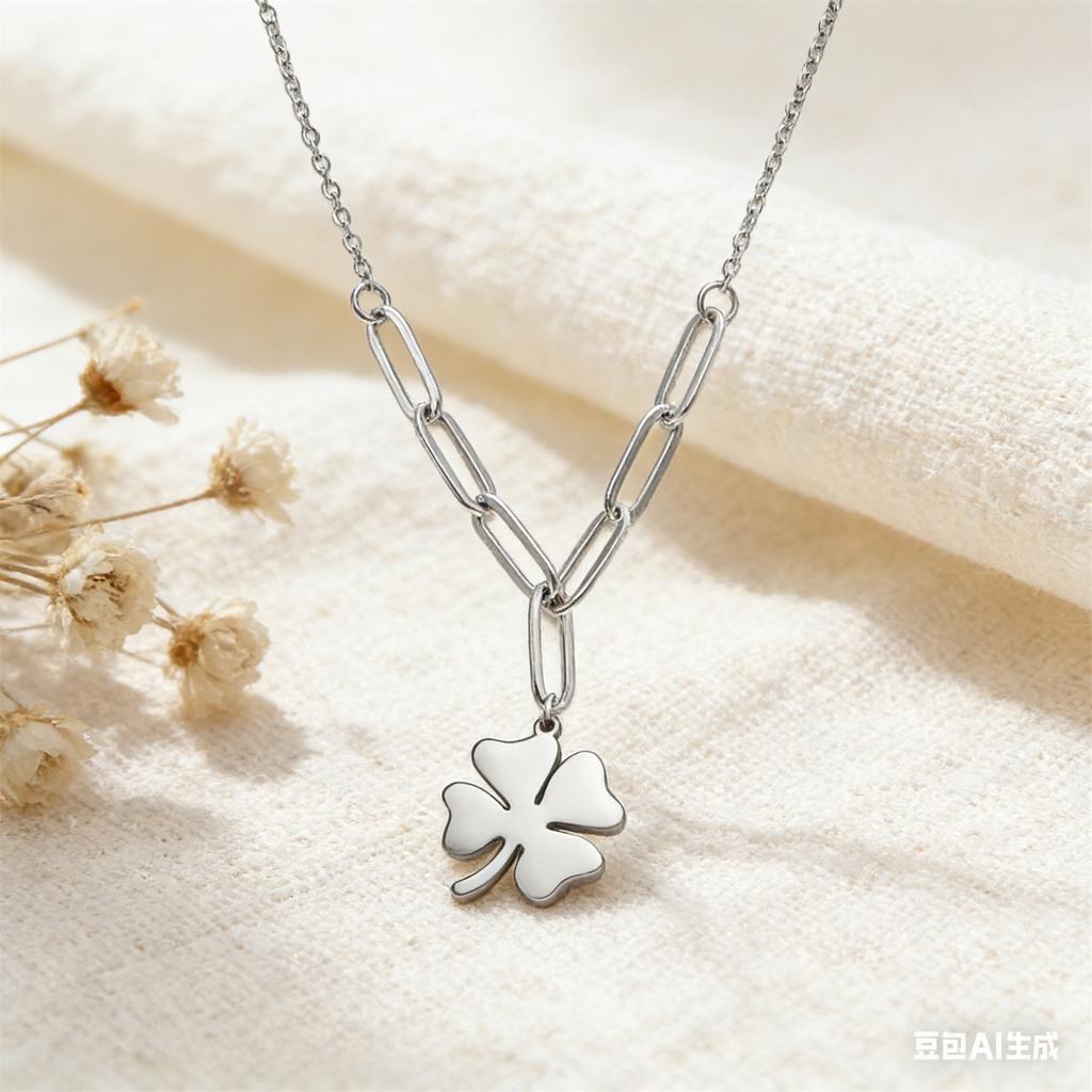 Skyrim Lucky Clover Pendant Necklace Stainless Steel Ladies and Girls Fashion Clover Bohemian Engagement Wedding Jewelry Gift