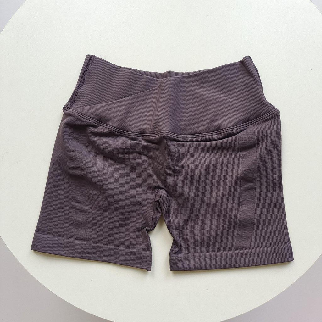 Dames Hoge Taille Geribbelde Yogashorts - Billenlifter, Kruislings Tailleband, Driekwart Lengte voor Hardlopen en Fitness