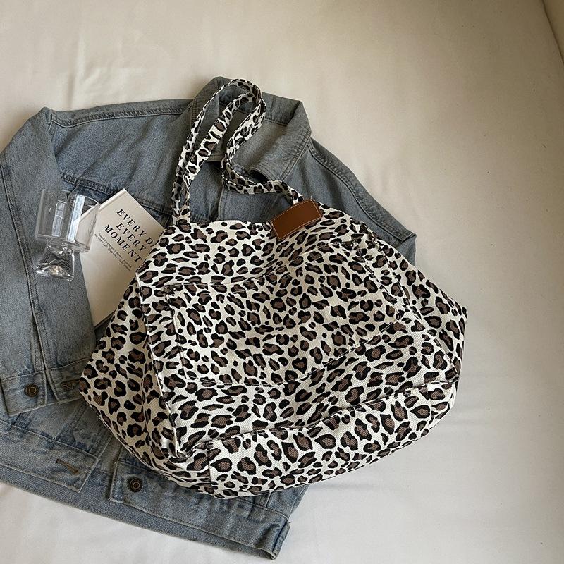 Leopard print canvas messenger bag women's 2025 small fresh Korean version shoulder bag large capacity commuter bag class tote bag