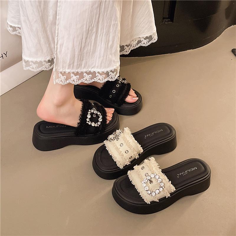 Französische High-End-Pantoletten mit dicker Sohle und Keilabsatz für Damen-Sommerbekleidung 2025 Frühling neues Temperament vielseitige Strandsandalen