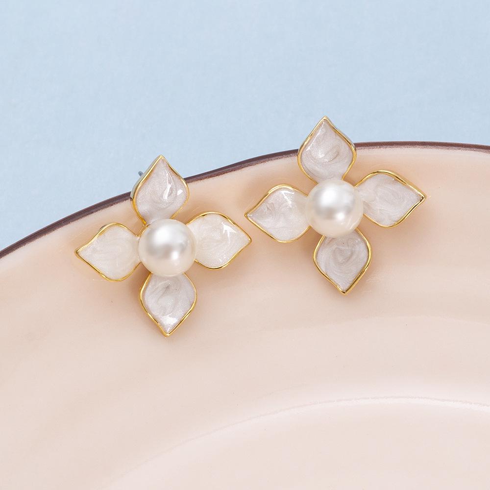 

French-Inspired Imitation Pearl Four-Leaf Clover Stud Earrings золотой