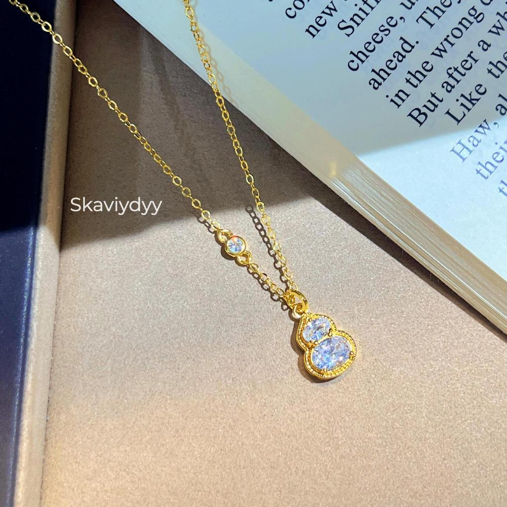 Elegant Chinese-Inspired White Diamond Gourd Necklace for Women - Luxurious, Versatile Clavicle Chain for Blessing and Prosperity.