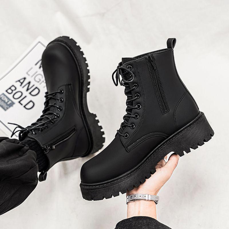 Pánské černé kožené motocyklové boty se silnou podrážkou a vnitřním zvýšením – britský styl, vysoké, ležérní, připravené na podzim.