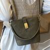 Fashion small bag women's winter tide fashion hand carrying bucket bag popular retro commuter messenger bag