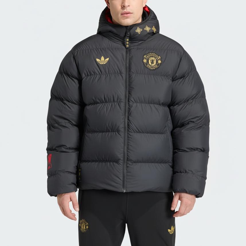 Adidas Originals Manchester United Kulturelle Geschichte Gesteppte Jacke Limitierte Auflage Jahr des Pferdes CNY Neujahrs Kollektion Herrenjacke JM5567