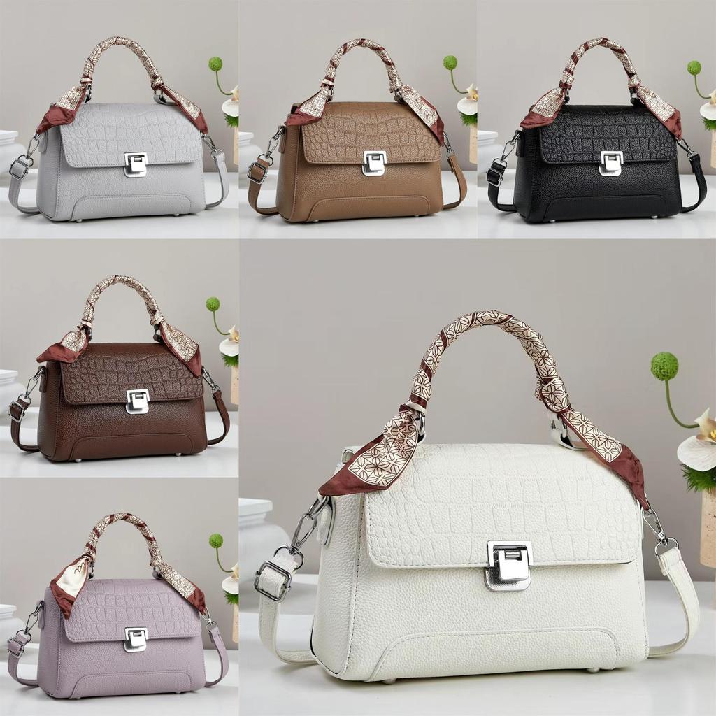 Trendy Street Style Crossbody Bag With Zipper Closure For Casual Outings