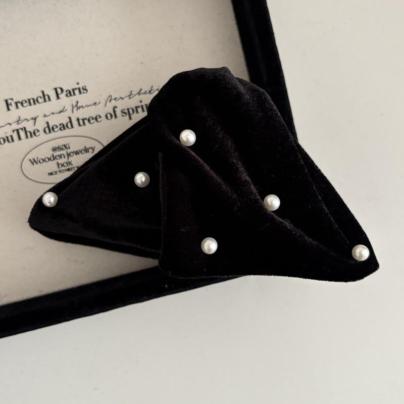 Autumn/Winter French Pearl Triangle Claw Clip - Elegant Retro Shark Hair Accessory