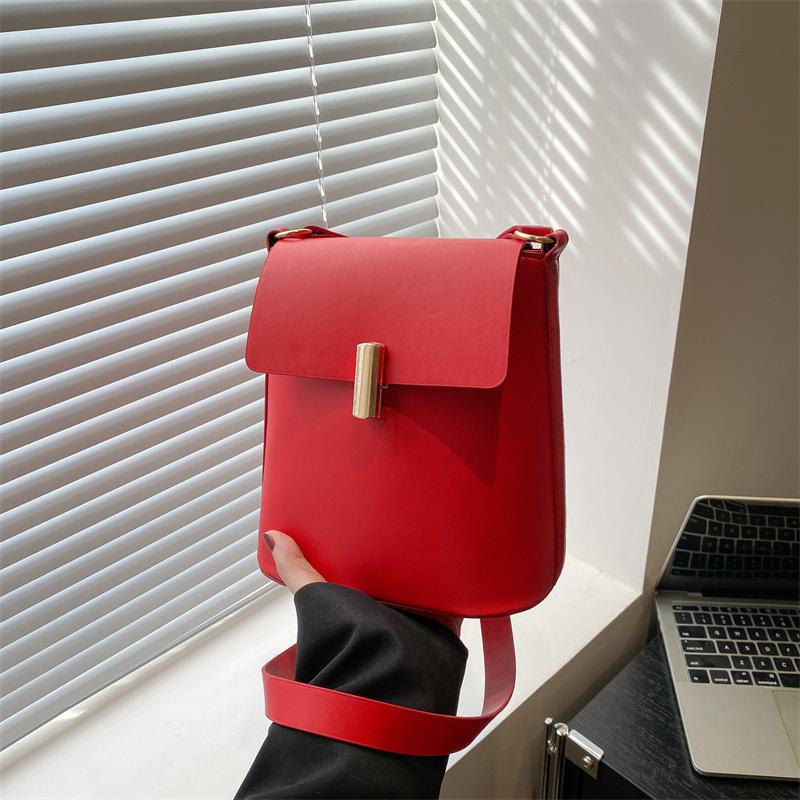 Textured retro shoulder bag women's bag 2025 spring new fashion messenger bag commuter simple women's bag