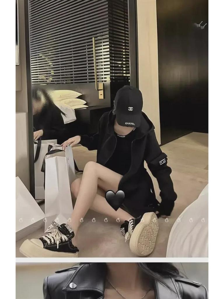 Pohodlný dámský top bez rukávů s vycpávkami na prsou a stylovými síťovanými zády