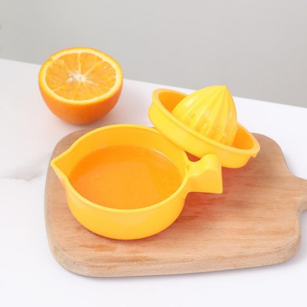 

Plastic citrus juicer - Juicer for lemons and other fruits - Kitchen handheld juicer with detachable filter жёлтый