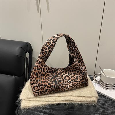Heutige beliebte Handtaschen mit Leopardenmuster, Halbmondtaschen, strukturierte Pendlerhandtaschen, High-End-Taschen, Damentaschen.